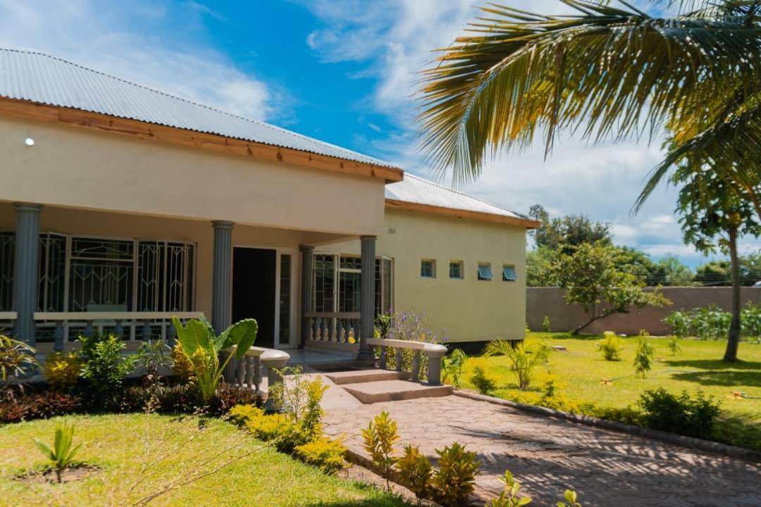 Mangochi Adams Lodges Ltd מראה חיצוני תמונה